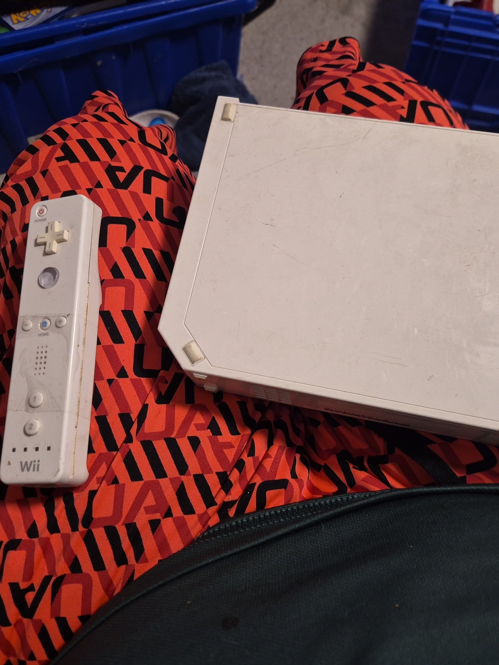 White Nintendo Wii Console W/ One Wii Remote Controller Untested